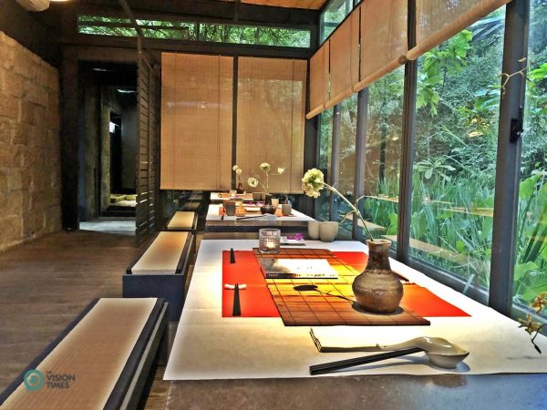 Dinners can take in the beautiful surroundings of the stunning environment while enjoying tasty meals. (Image: Julia Fu / Vision Times)