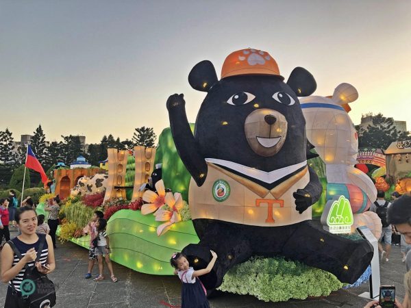 A float provided by the Tourism Bureau, Ministry of Transportation and Communications. (Image: Billy Shyu / Vision Times)