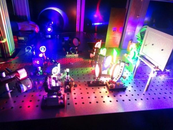 The new printer uses low-power continuous wave lasers to create holograms on a highly sensitive photomaterial developed by the researchers. (Image: C Yves GENTET)