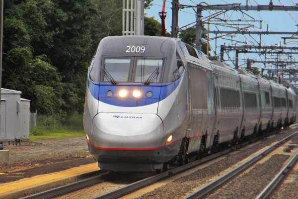 Amtrak has a high-speed Acela line that runs through the Northeast region. It can reach speeds up to 150 mph, but only for 34 miles, which is a small fraction of the total 457-mile journey it covers. (Image: Shreder_9100 via wikimedia CC BY 3.0)