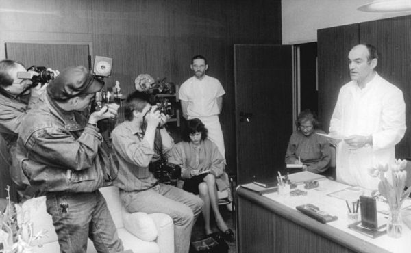 Surgeon P. Althaus informs the media in January 1990 that Honecker is too ill to be detained. (Image: wikimedia / CC0 1.0)