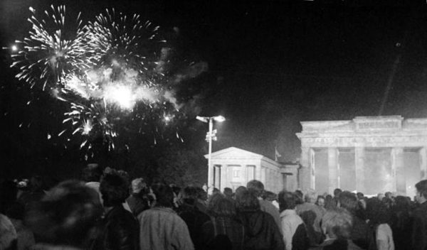 Fireworks at Brandenburg Gate after the reunification. (Image: wikimedia / CC0 1.0)