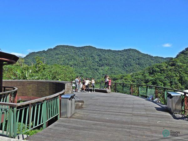 The curved wooden platform for visitors to appreciate the beauty of nature at Maokong. (Image: Julia Fu / Vision Times)