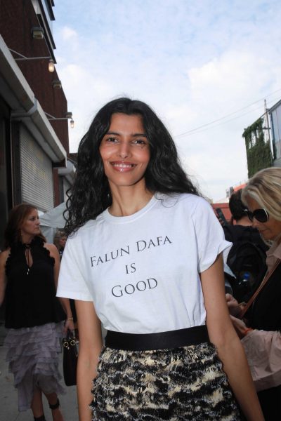 Pooja Mor wearing a 'Falun Dafa Is Good' shirt. (Image: Courtesy of Bobby Lee)