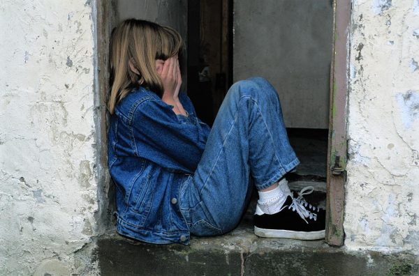 child-sitting-1816400_1280