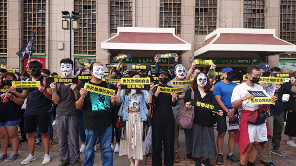 People hold a flash rally at Taipei Station in support of Hong Kong protesters. (Image: Secret China)