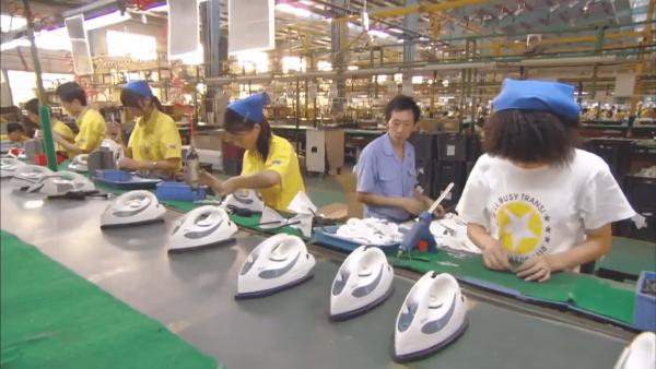 During the reform and opening up of China to foreign investment, a large number of Hong Kong businessmen not only invested in China but even personally went to the mainland to teach the people how to run a business or set up factories. (Image: Screenshot / YouTube)