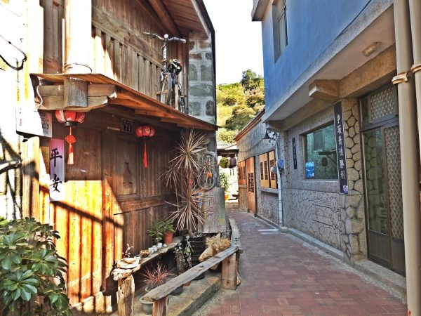 There are many old stone houses-turned guesthouses in Jinsha Village on Nangan Island. (Image: Billy Shyu / Vision Times)