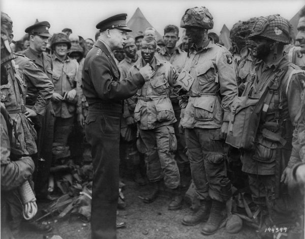 During World War II, during a day of heavy snow, General Eisenhower had received an important order and traveled in a hurry on the snowy road at night. (Image: wikimedia / CC0 1.0)