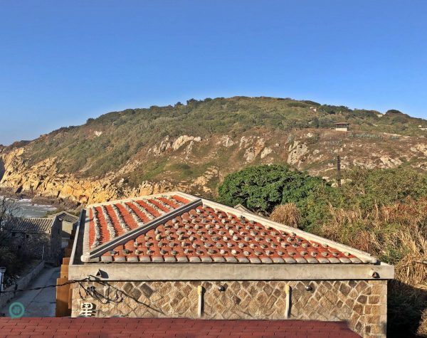 The red tiles on the roofs of traditional rock houses in Matsu are covered with rock blocks. (Image: Julila Fu / Vision Times)