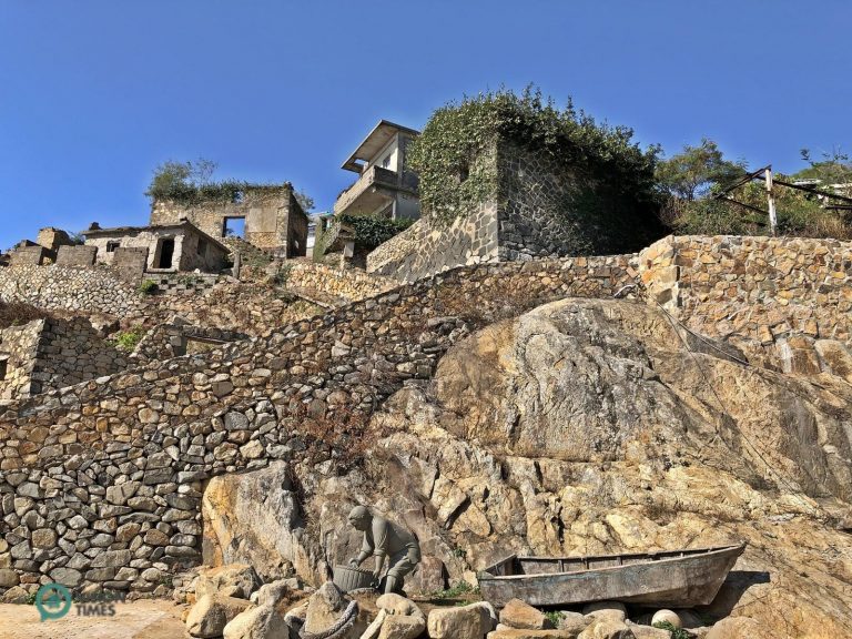 There are still many abandoned stone houses in Jinsha Village.