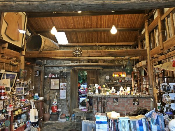 The cafe is decorated with some traditional items and mementos. (Image: Billy Shyu / Vision Times)
