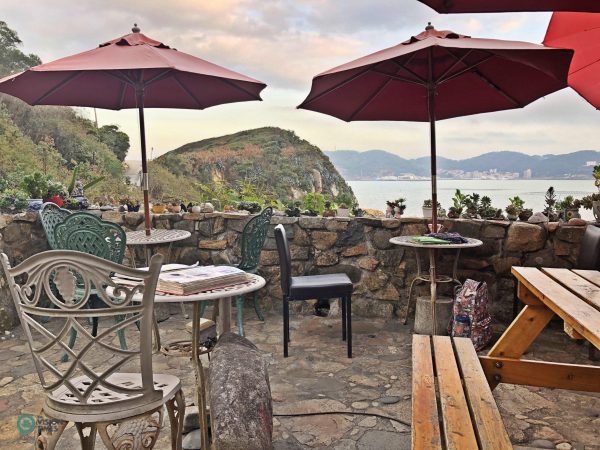 It's great to sip a cup of coffee while taking in the spectacular views of the sea and sunsets. (Image: Julia Fu / Vision Times)
