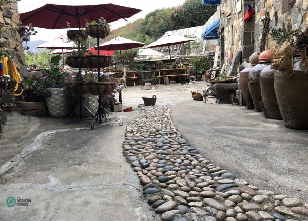The coffee shop is on the first floor and the front yard of the cafe. (Image: Billy Shyu / Vision Times)