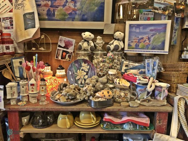 Visitors can purchase hand-made mementos from the cafe. (Image: Billy Shyu / Vision Times)