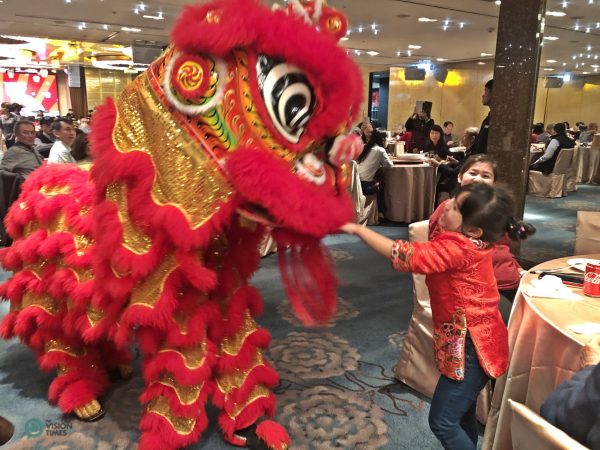 The Lion Dance Performance at the restaurant of a five-star hotel in Taiipei City. (Image: Billy Shyu / Vision Times)