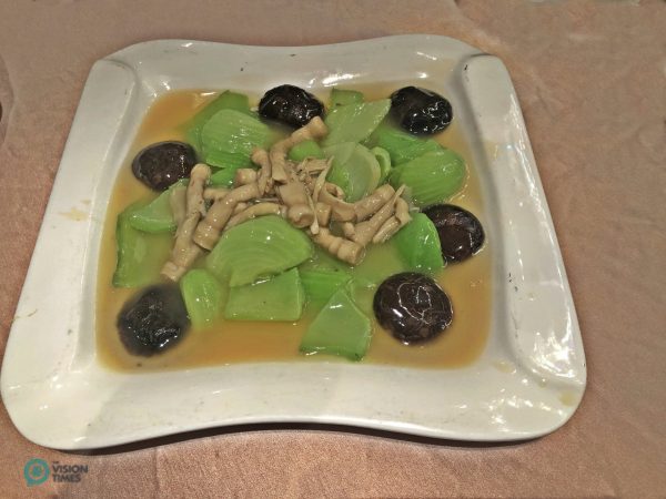 Mushroom braised sugercane vegetable at a Lunar New Year's Eve reunion dinner in Taiwan (Image: Julia Fu / Vision Times)