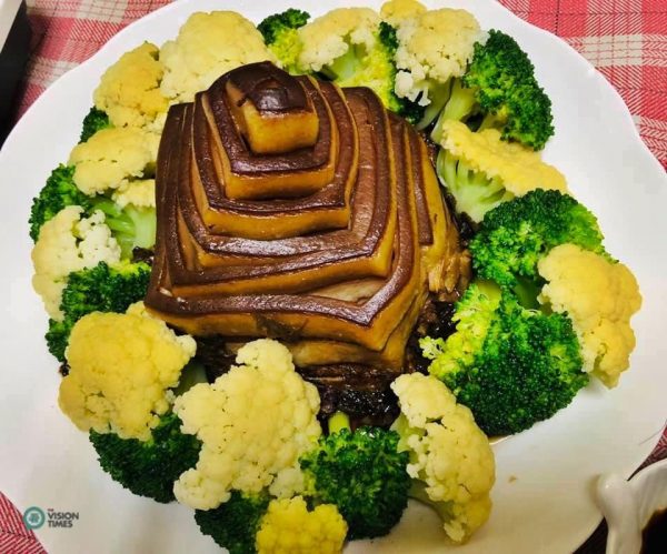 The braised one-piece pork tower (一刀扣肉塔)served at a Lunar New Year's Eve reunion dinner in Taiwan (Image: Julia Fu / Vision Times)