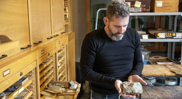 Professor Martin Bizzarro from StarPlan presents different types of meteorites. (Image: StarPlan, Globe Institute, University of Copenhagen)