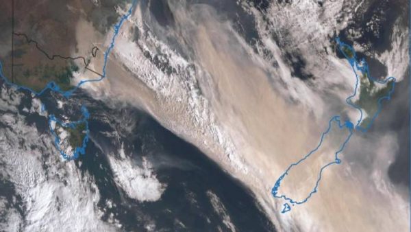 Smoke_cloud_over_New_Zealand,_1_January_2020
