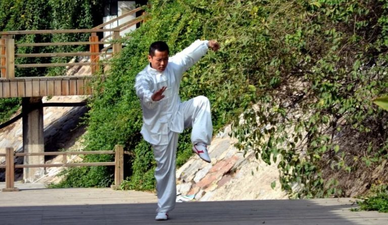 In Shandong, many people practice martial arts. 