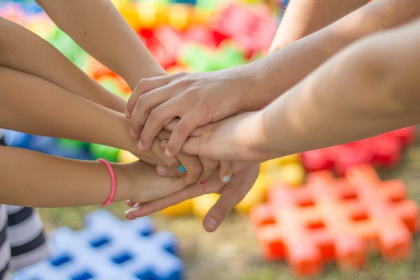 In the best-case scenario, you can find a stable relationship with a partner, but succeeding at creating a group of friends to meet regularly is very hard. (Image: pixabay / CC0 1.0)