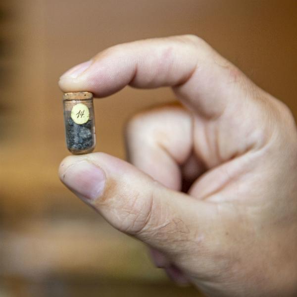 A small vial with the fragile meteorite-type CI chondrite. (Image: StarPlan, Globe Institute, University of Copenhagen)