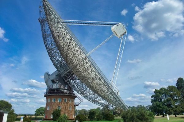 Australia’s Parkes radio telescope, 210 feet in diameter, conducted the most comprehensive survey yet of radio emissions from the Milky Way galaxy in search of technosignatures from advanced civilizations around other stars. (Photo courtesy of CSIRO)