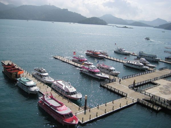 The best way to experience the lake is by riding a boat. (Image: Webbyj via wikimedia CC BY-SA 3.0)