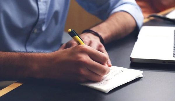 Take notes by hand rather than using a laptop. (Image: pixabay / CC0 1.0)