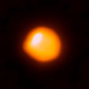 An image of Betelgeuse captured in 2017 by the Atacama Large Millimeter/submillimeter Array, showing probable convection cells at the surface. (Image: ALMA/ESO/NAOJ/NRAO/E. O’Gorman/P. Kervella)