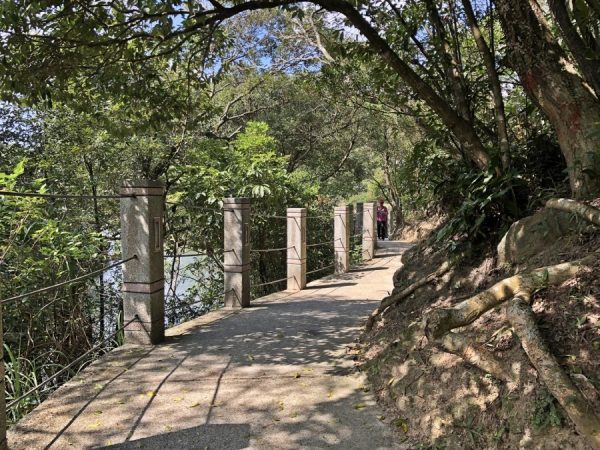 The Surrounding Lake Footpath at the Lover's Lake Park. (Image: Billy Shyu / Vision Times)