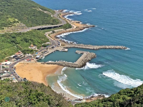 A bird's eye view of Dawulun Beach and the surround area from Eagle Rock. (Image: Billy Shyu / Vision Times)