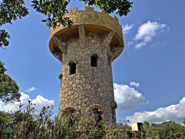 The Observation Tower at Lover’s Lake Park looks like a castle. (Image: Billy Shyu / Vision Times)