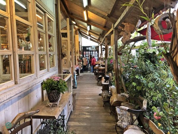 Visitors may also sit at the driftwood chairs at the patio of the adjascent wooden house. (Image: Billy Shyu / Vision Times)