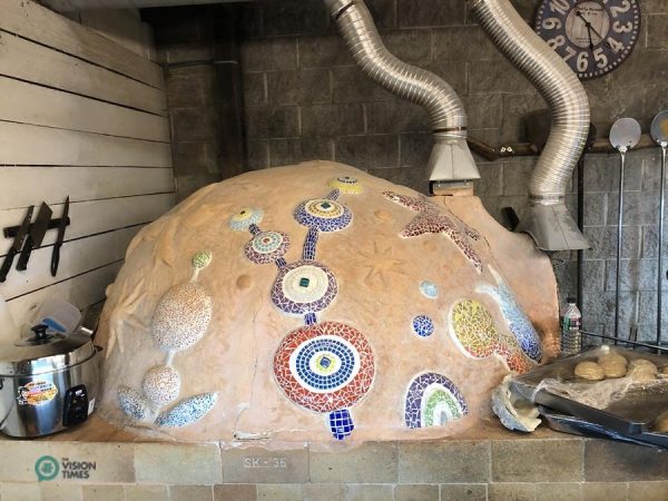The dome-shaped wood burning oven at Muhezi Yaokao Pizza Cafe. (Image: Julia Fu / Vision Times)