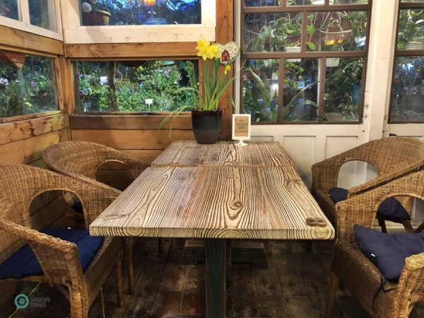 Muhezi Yaokao Pizza Cafe has a cozy ambiance and is very comfy. (Image: Billy Shyu / Vision Times)