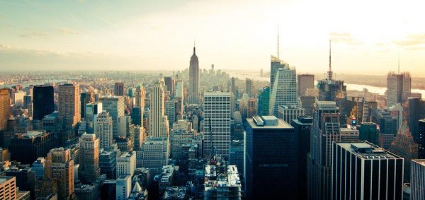 In times of pandemic this inequity is increasingly glaring because it endangers commuting workers and interferes with the smooth functioning of the city. (Image: via pixabay / CC0 1.0)