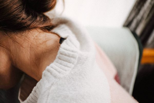 Neck and shoulder pain is because the neck and shoulder muscles have been kept in a stressed state. (Image: pexels / CC0 1.0)