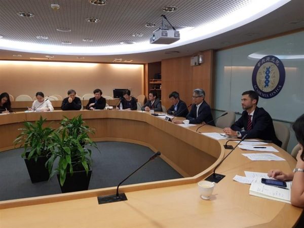 Filip Grzegorzewski (right), head of the European Economic and Trade Office (EETO) in Taiwan, attendes a videoconference between Taiwan and the EU on the bilateral medical cooperaton. (Image: twitter.com/grzegorzewskif)