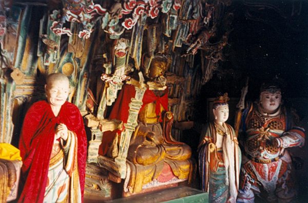 At its highest peak is the main hall, the “Sanjiao Temple”, with a Sakyamuni Buddha sitting in the center, Confucius on the left, and a Taoist Sovereign on the right. (Image: Doron via wikimedia CC BY-SA 3.0)