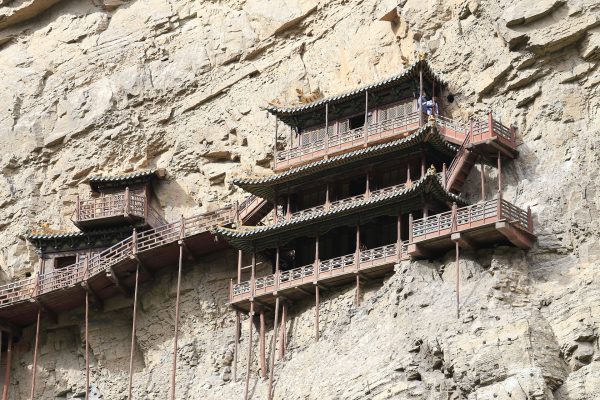 Clinging precariously to Mount Hengshan’s cliff-face, in Datong in Shanxi Province, at 75 meters above the ground. (Image: Zhangzhugang via wikimedia CC BY-SA 3.0)