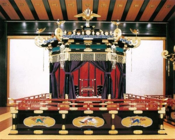 The Takamikura throne kept in the Kyoto Imperial Palace is used for accession ceremonies. It was used for the enthronement of Emperor Naruhito in 2019. (Image: via wikimedia CC BY 4.0)
