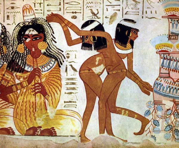 Women in Egyptian art are often depicted with slim, high waists, and narrow hips. (Image: wikimedia / CC0 1.0)
