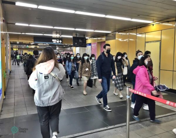 Most Taiwan residents have cultivated the habit of wearing face masks when going out from the outset of the CCP Virus. (Image: Julia Fu / Vision Times)