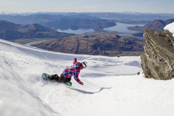 A snowboarder riding the Saddle Basin at Treble Cone. (Image: via wikimedia CC BY-SA 3.0)