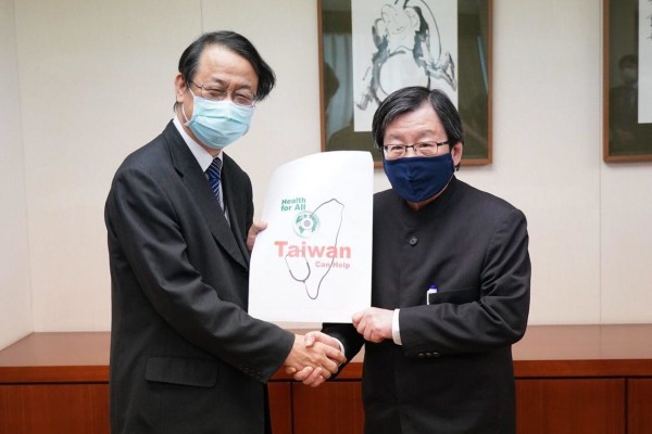 Chief Representative of the Japan-Taiwan Exchange Association Taipei Office expresses his appreciation to Taiwan for donating face masks to Japan. (Image: Ministry of Foreign Affairs, Taiwan)