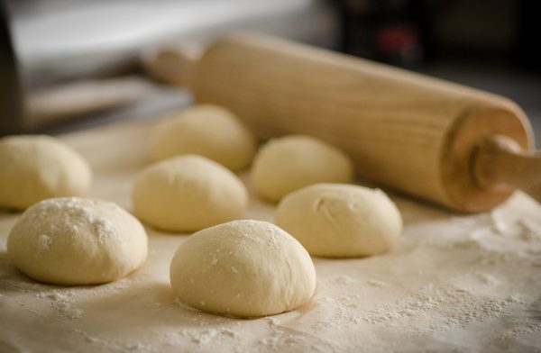 Buttery dinner rolls tend to be flaky. (Image: pexels / CC0 1.0)