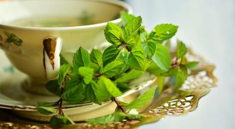 Boiling peppermint leaves and chrysanthemum flowers together and drinking the liquid is believed to increase the Qi flow in the liver and help you sleep better.