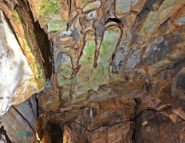 The weathered hand imprint on the rock resembles the shape of Buddha’s hand . (Image: Billy Shyu / Vision Times)